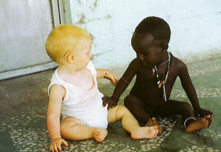 bébé blanc et bébé noir