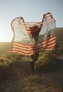 femme nue libre avec drapeau américain